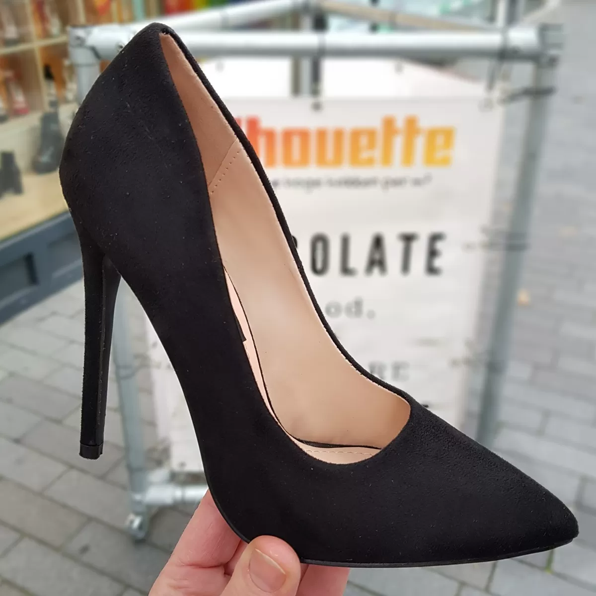 Zwarte suedelook pumps met hoge steile naaldhak